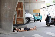 男童18楼坠下生还,河南1岁男童18楼坠落，家人目睹全程，你怎么看？