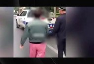 被狗绊倒刺死老太,老太太被无绳狗“扑倒”后猝死！到底责任在谁？
