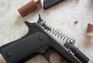 旧玩具枪射出真子弹,玩具枪是怎么射出子弹的？