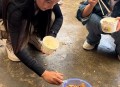 食堂无座站着吃饭,銀行保安不能坐在食堂吃饭要他们打了饭在外面蹲着吃合理吗？