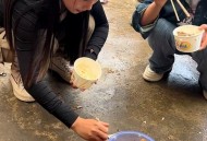 食堂无座站着吃饭,銀行保安不能坐在食堂吃饭要他们打了饭在外面蹲着吃合理吗？