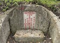 网传一小区建坟墓,男子在小区绿化带挖坑葬母，坟墓拆迁有补偿吗？补偿标准是多少？