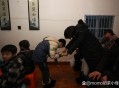 双胞胎考场外跪爷爷,初一早上去拜年依旧给长辈跪下，不知你们那边还跪下吗？