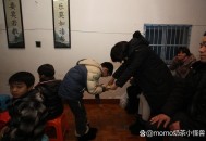 双胞胎考场外跪爷爷,初一早上去拜年依旧给长辈跪下，不知你们那边还跪下吗？