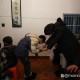 双胞胎考场外跪爷爷,初一早上去拜年依旧给长辈跪下，不知你们那边还跪下吗？