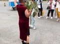 考生爸爸穿旗袍送考,中考爸爸穿什么颜色的衣服？