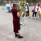 考生爸爸穿旗袍送考,中考爸爸穿什么颜色的衣服？