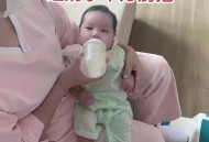 婴儿遭月嫂暴力喂奶,月嫂给孩子喂奶太快导致孩子吐奶？