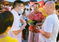 医生开着宝马去摆摊,医生能摆摊不？