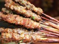脖子被扎多根烧烤签,猪颈肉烧烤串切法？
