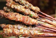 脖子被扎多根烧烤签,猪颈肉烧烤串切法？