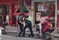 7男子劫24袋珠宝,龙岩男子蒙面抢劫珠宝店，手持铁锤砸破柜台玻璃且威吓店员，涉案金额逾8万元，你怎么看？