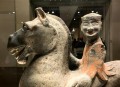 东汉石人像立在路边,东汉最具特色的雕塑作品是？