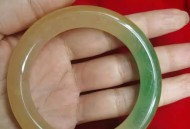 手镯10年未摘长肉里,黄龙玉手镯，摘下来放了一年，出现棉絮状，这是什么情况？