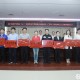 戴17奖牌与书记合影,求年终先进员工颁奖大会流程？