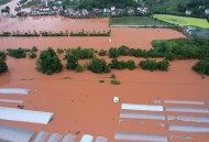 四川暴雨行车如划船,四川一地突降暴雨内涝严重 有车辆被水冲走