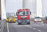 两中国公民在日撞伤,消防车在执行任务的时候撞到人需要负责吗？急？