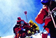 五星红旗与地球同框,1975年中国登山队登上珠穆朗玛峰谁举起五星红旗？