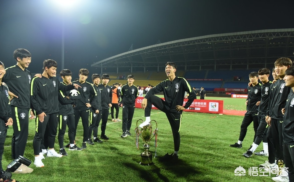 潘粤明深夜怒怼国足,中国输球熊猫杯被韩国球员踩在脚下，面对他们的鞠躬道歉，你能接受吗？