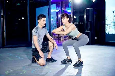 奔驰总裁反对价格战,车辆本身就是组装而来的,为啥奔驰女主不同意换发动机? 奔驰总裁反对价格战,车辆本身就是组装而来的,为啥奔驰女主不同意换发动机?