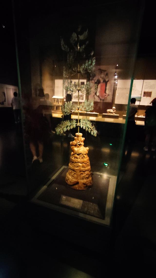 东汉石人像立在路边,成都博物馆十大镇馆之宝？