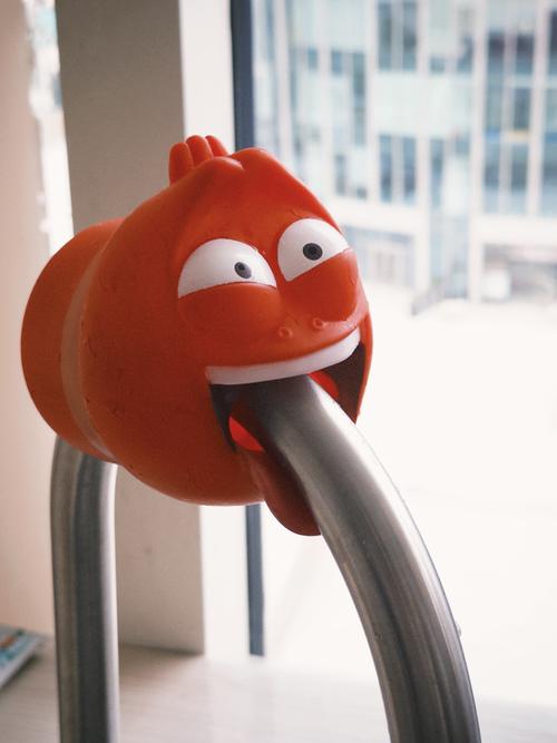 怎么越丑的东西越火,成龙那么丑为什么火?