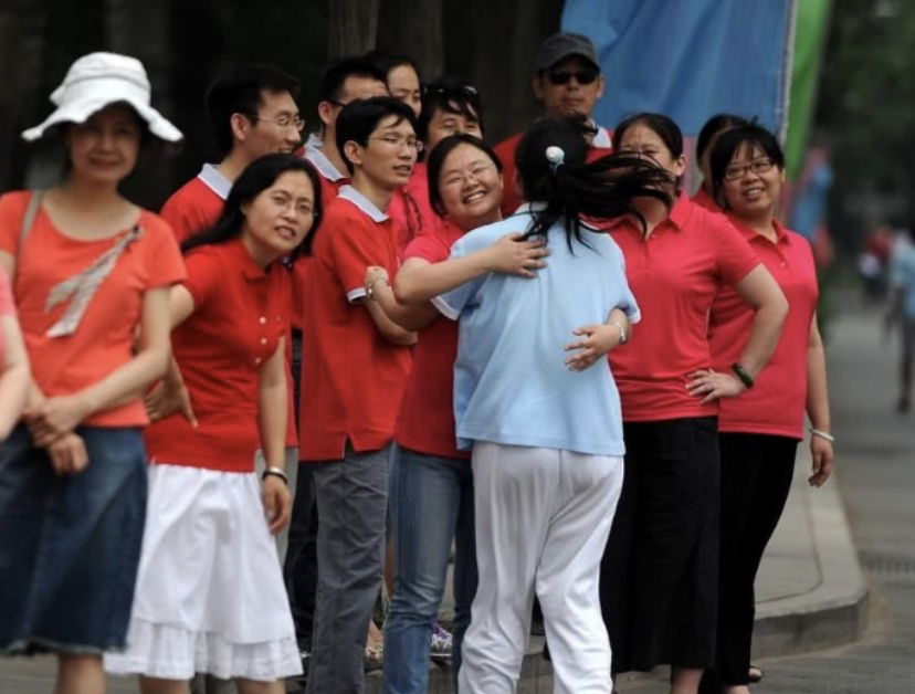 考生爸爸穿旗袍送考,高考妈妈穿什么衣服合适？