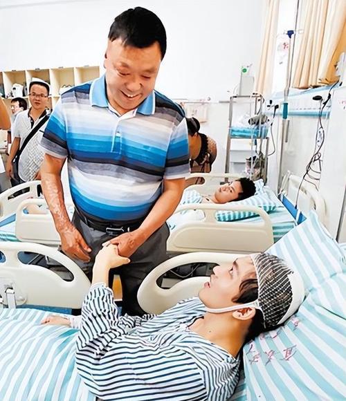 为看考生爬学校护栏,当年的两位“夺刀少年”,不惜错过高考救下全车人性命,现在过的如何?