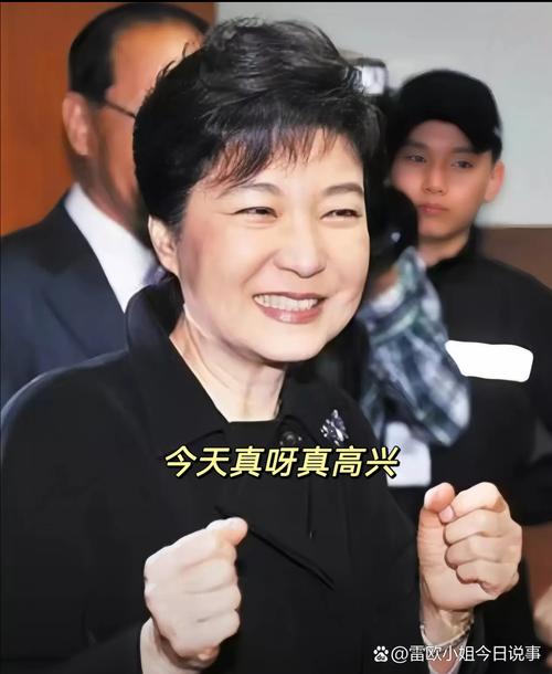 尹锡悦到案接受调查,朴槿惠专案组组长尹锡悦突遭调查,亲信干政案还能翻过来吗?