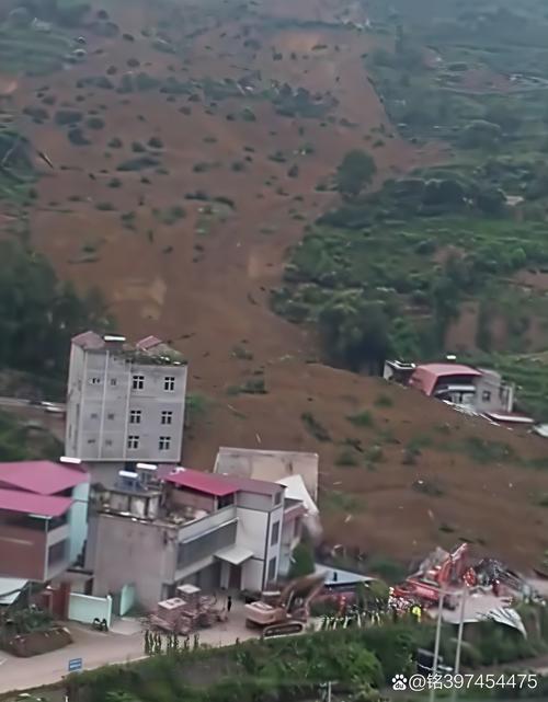 阿坝车坠崖2死5失联,2020四川阿坝车辆坠落悬崖