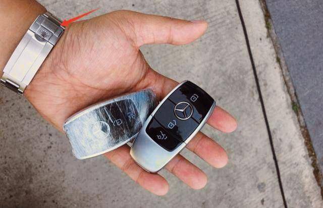 偷奔驰致严重车祸,把我爸奔驰钥匙偷出来呢,想问这个车怎么开?