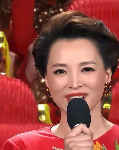 央视曝光零差评猫腻,为什么说央视主持人大赛董卿康辉撒贝宁比选手表现抢眼,朱迅却遭差评?