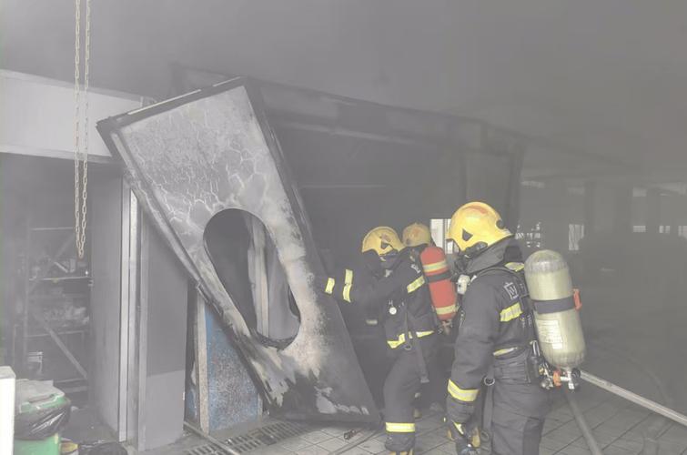 宁波乐园装饰树起火,今天上午宁波慈溪一房屋起火,目前明火已被扑灭,过火面积约100平方米,导致2人死亡、2人受伤。你怎么看?