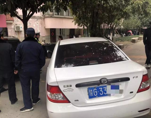 33万被划走竟没发现,为孩子婚事闹心,南京一男子酒后连划33辆车泄愤。这种人值得同情吗?