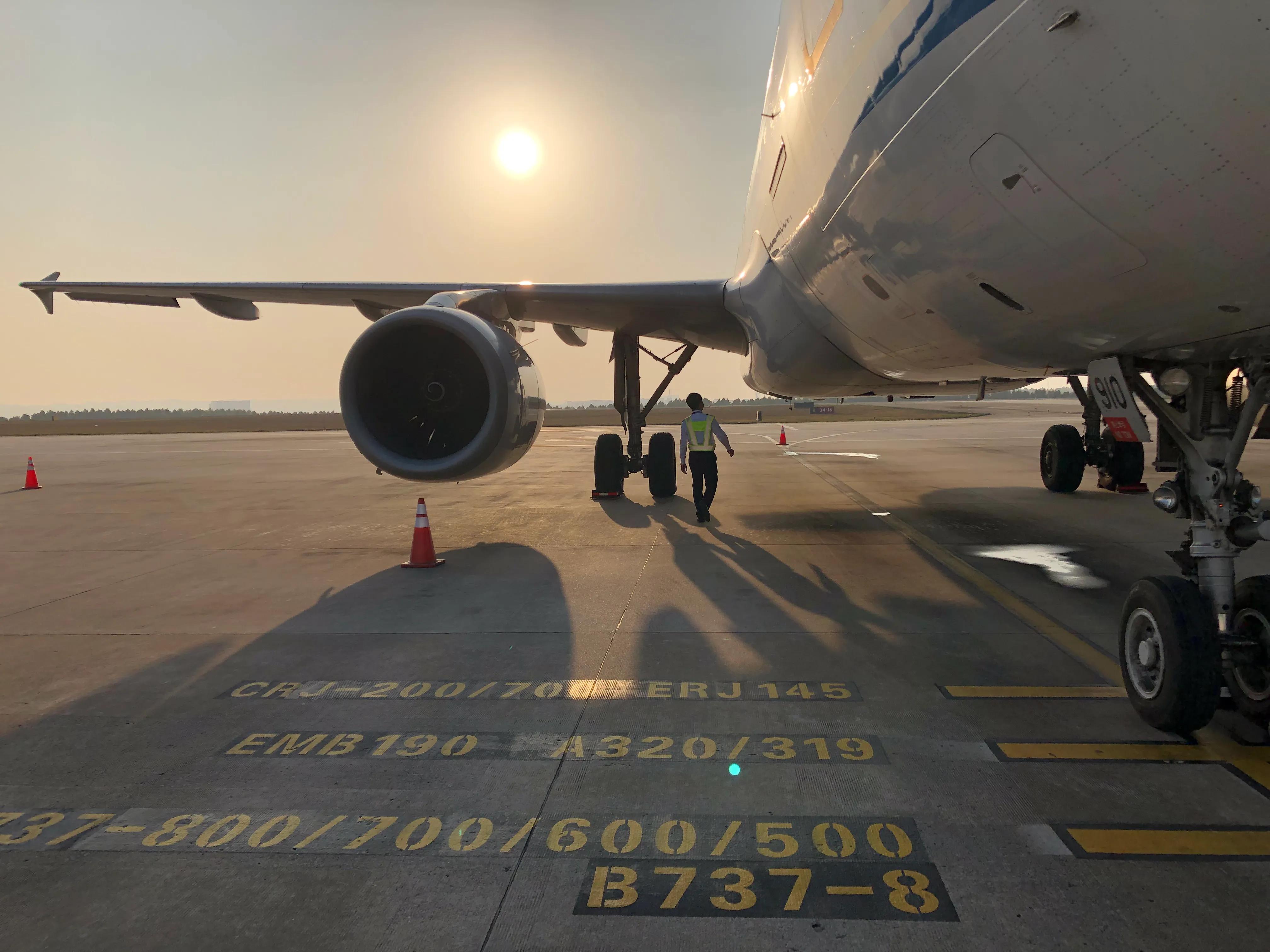 运-20好帅的女机长,荣耀20机长宽多少厘米？