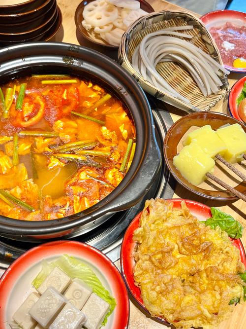 将拖鞋踢进顾客火锅,将拖鞋踢进顾客火锅里