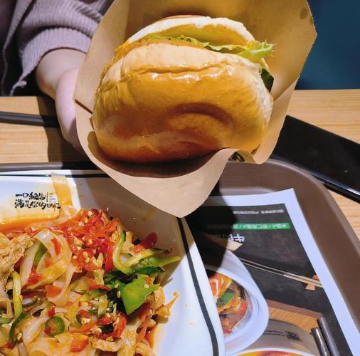 魏家凉皮门店现老鼠,魏家凉皮的肉夹馍为什么是黄色的?