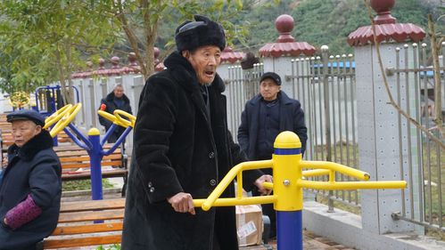 为老人清理30吨垃圾,海南女孩在贵州公交车上,不声不响为老人清理粪便你怎么看?