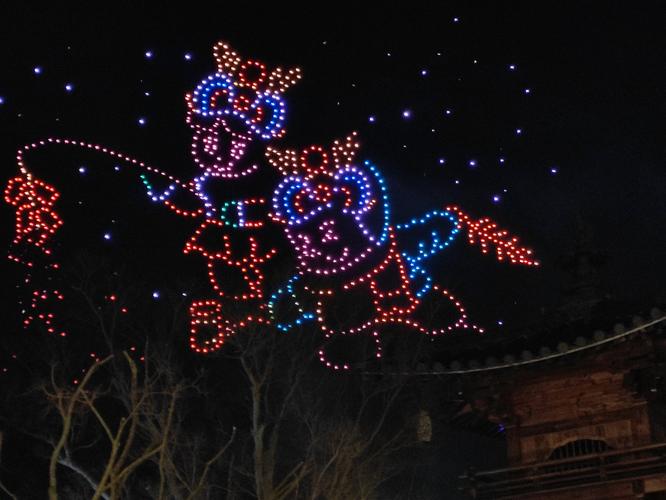 表演烟花不慎引燃,大型烟花秀是怎么点燃烟花的?