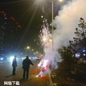 表演烟花不慎引燃,燃放烟花不小心引燃衣服时怎么办? 表演烟花不慎引燃,燃放烟花不小心引燃衣服时怎么办?