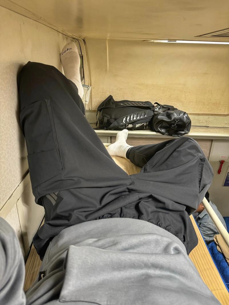 坐卧铺嫌同车人脚臭,卧铺脚臭乘务员管吗?