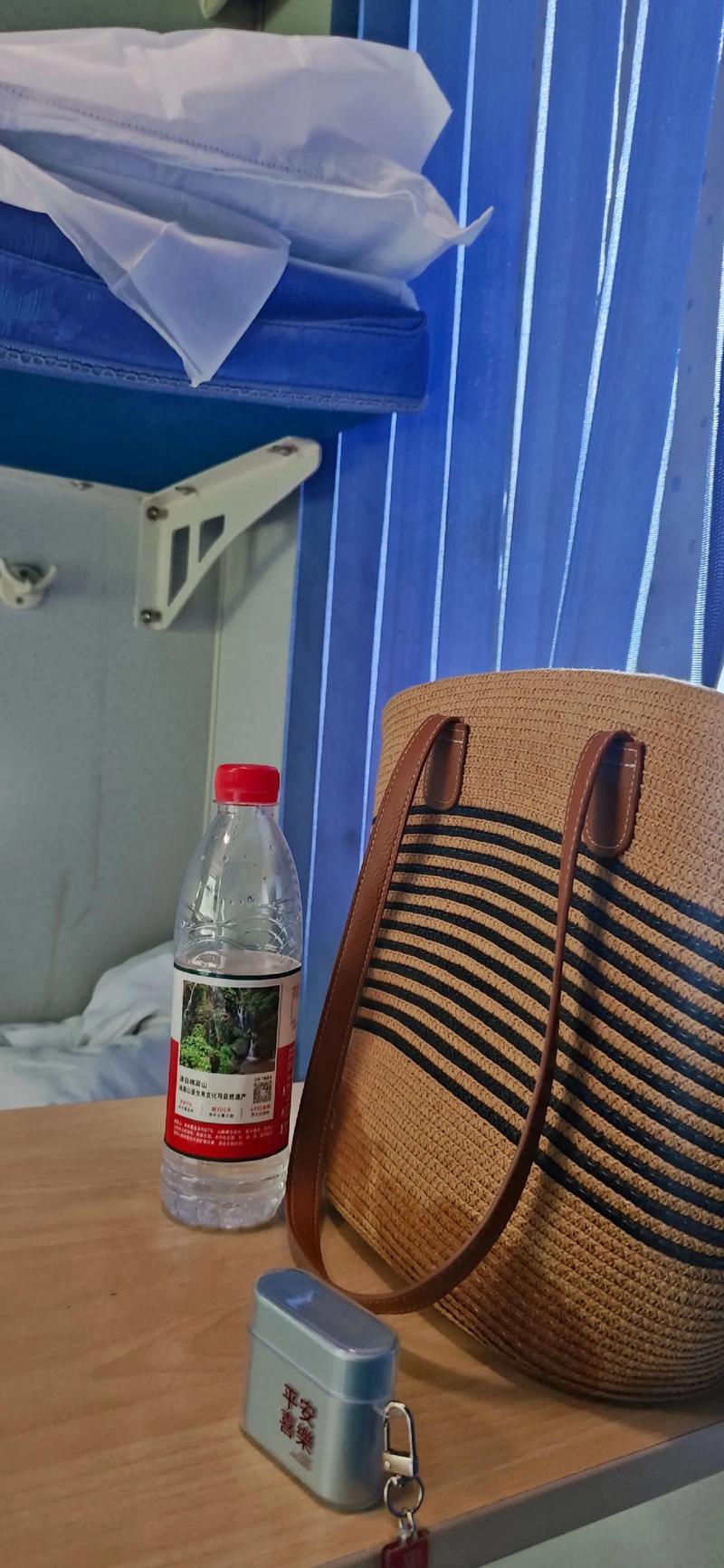 列车上铺跌落砸伤人,乘客从硬卧上铺摔伤谁来担责?