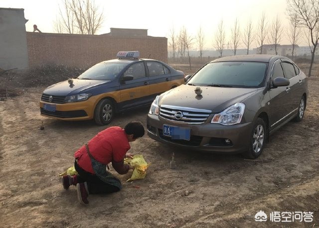 跪地拦车救受伤母亲,儿子向母亲下跪认错，母亲会原谅他吗？