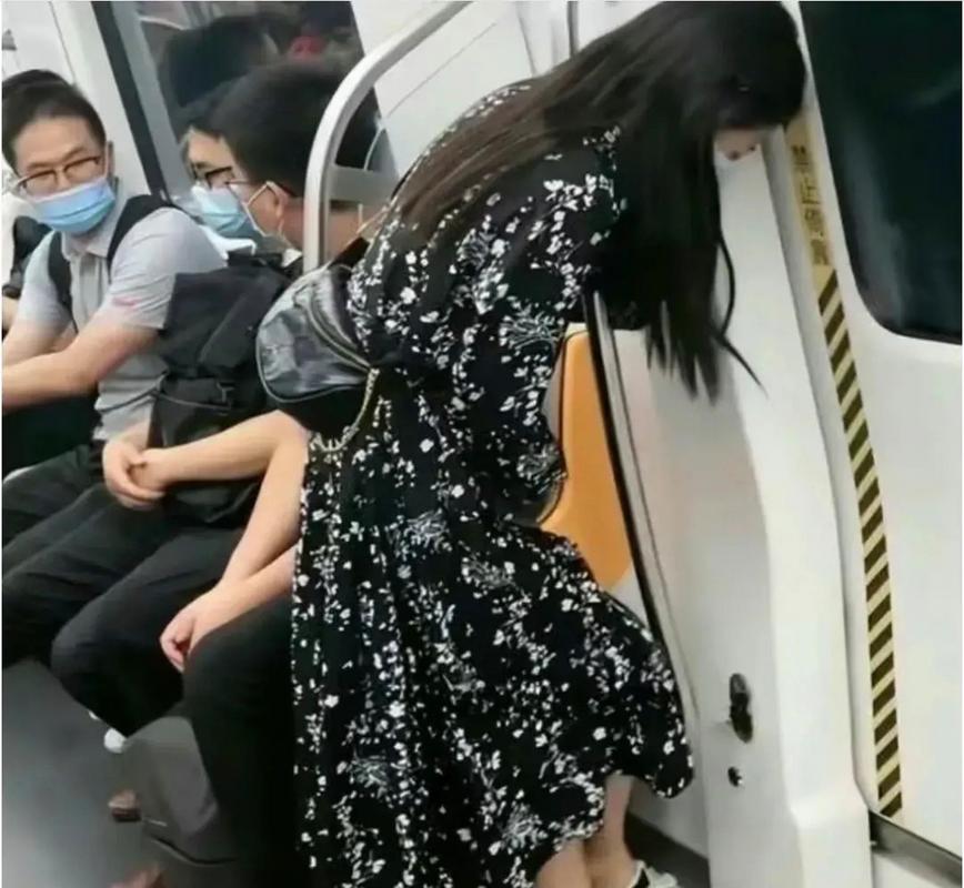 女子故意夹门赶地铁,如何赶地铁?