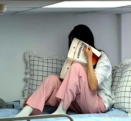 没课也不能待在寝室,不参加军训的人是在宿舍呆着吗?