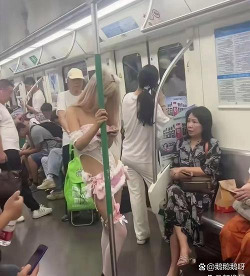 女子故意夹门赶地铁,乘地铁的流程和规则?