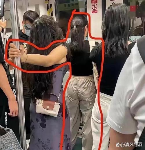 女子故意夹门赶地铁,地铁口可以摆摊吗?