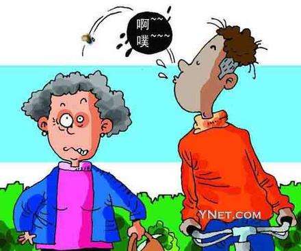 饭馆吃完饭往碗吐痰,中午在外面饭店吃饭，旁边桌人一直咳嗽吐痰怎么办？