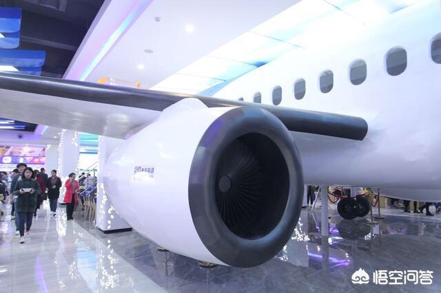 一飞机出现在马路上,郑州高校食堂成网红，道路变跑道，学生“飞机”上用餐，对此你怎么看？