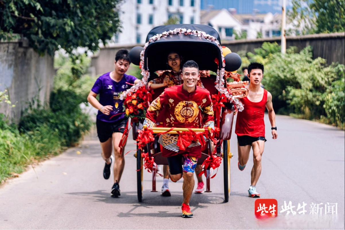 新郎跑5.20公里接亲,结婚当天大雪封路,河南信阳两位新郎坐高铁接亲,这事你怎么看?